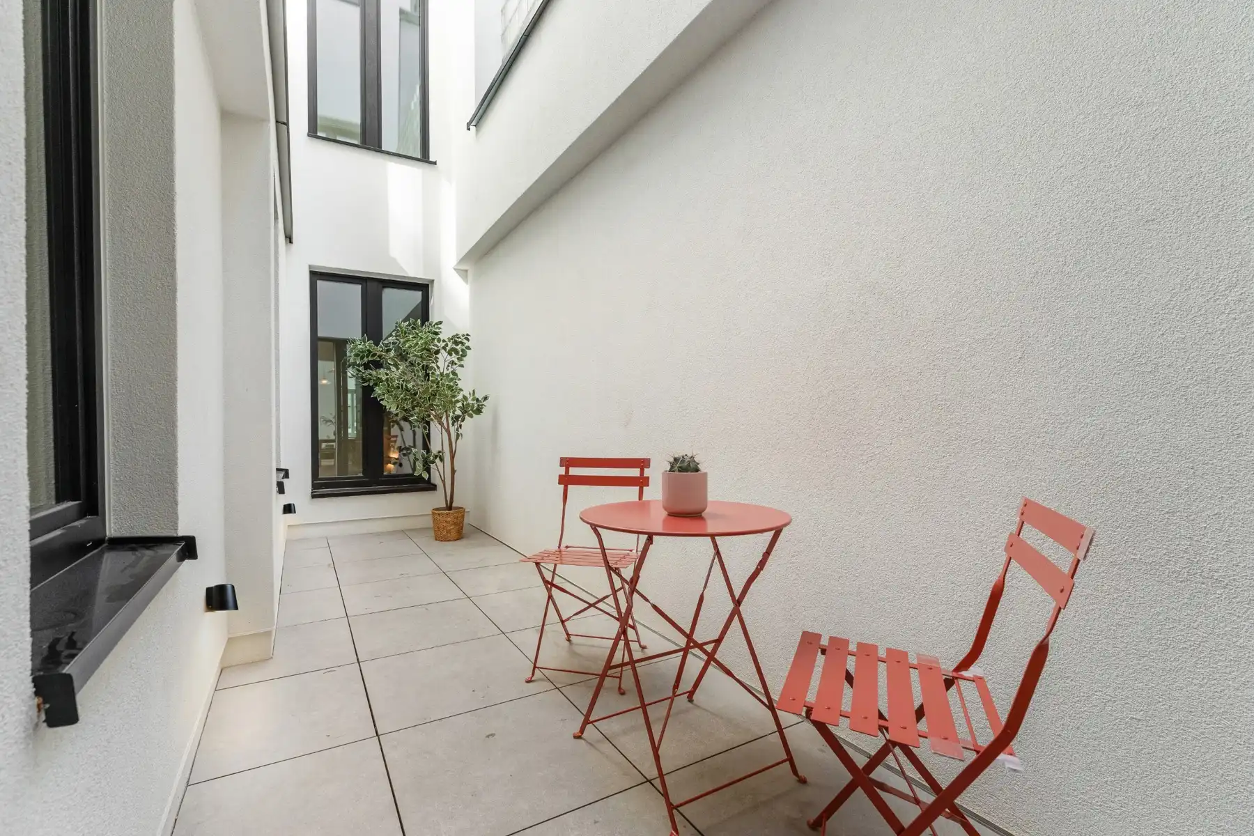 Stijlvol gerenoveerd appartement met stadskoer in Zurenborg foto 11