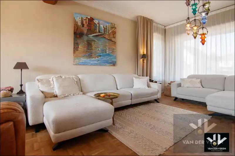 GROTENDEELS GERENOVEERDE GEZINSWONING foto 10