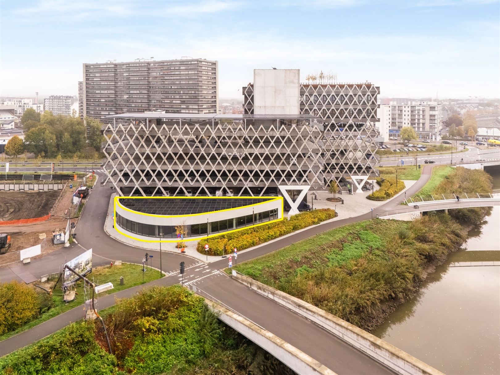 Nieuwbouw winkelunit van 1.000 m² foto {{pictureIndex}}