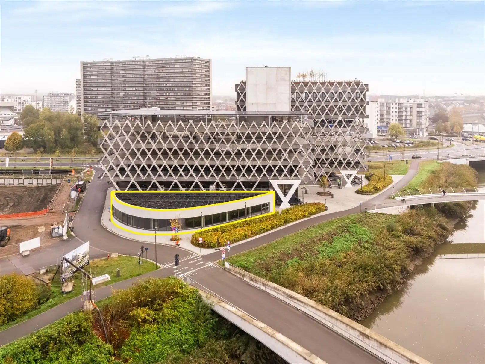 Nieuwbouw winkelunit van 1.000 m² foto {{pictureIndex}}