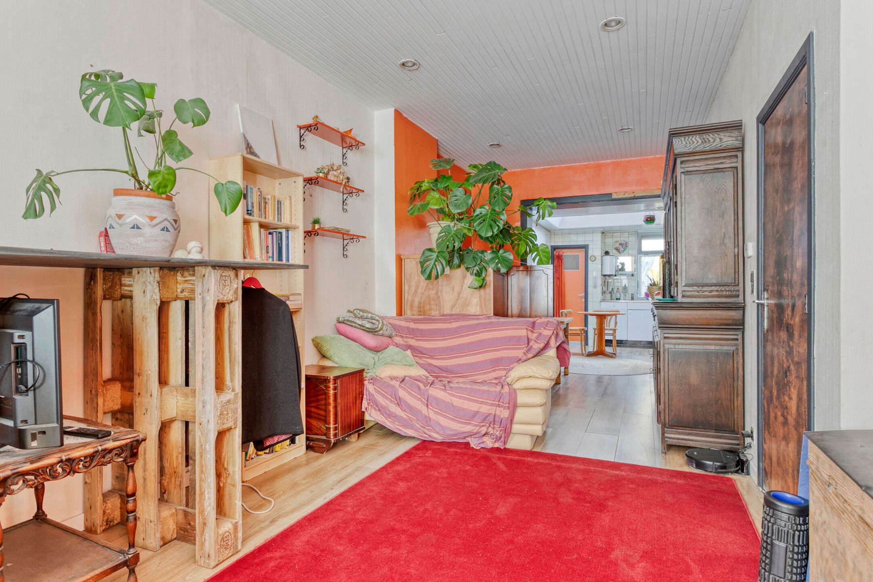 Goedgelegen woning met 4 slaapkamers !! foto 2