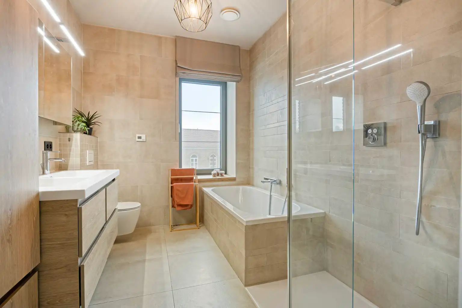 INSTAPKLARE WONING MET BIJGEBOUW EN RUIME GARAGE/LOODS  foto 11