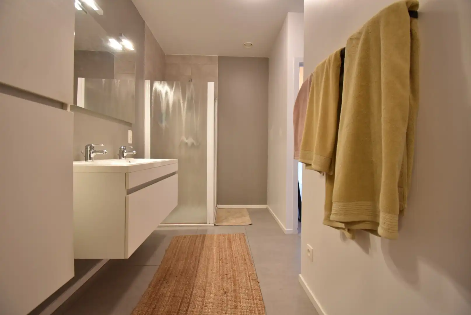 Knap en zeer degelijk afgewerkt twee-slaapkamer appartement met terras in hartje Hoeselt foto 18