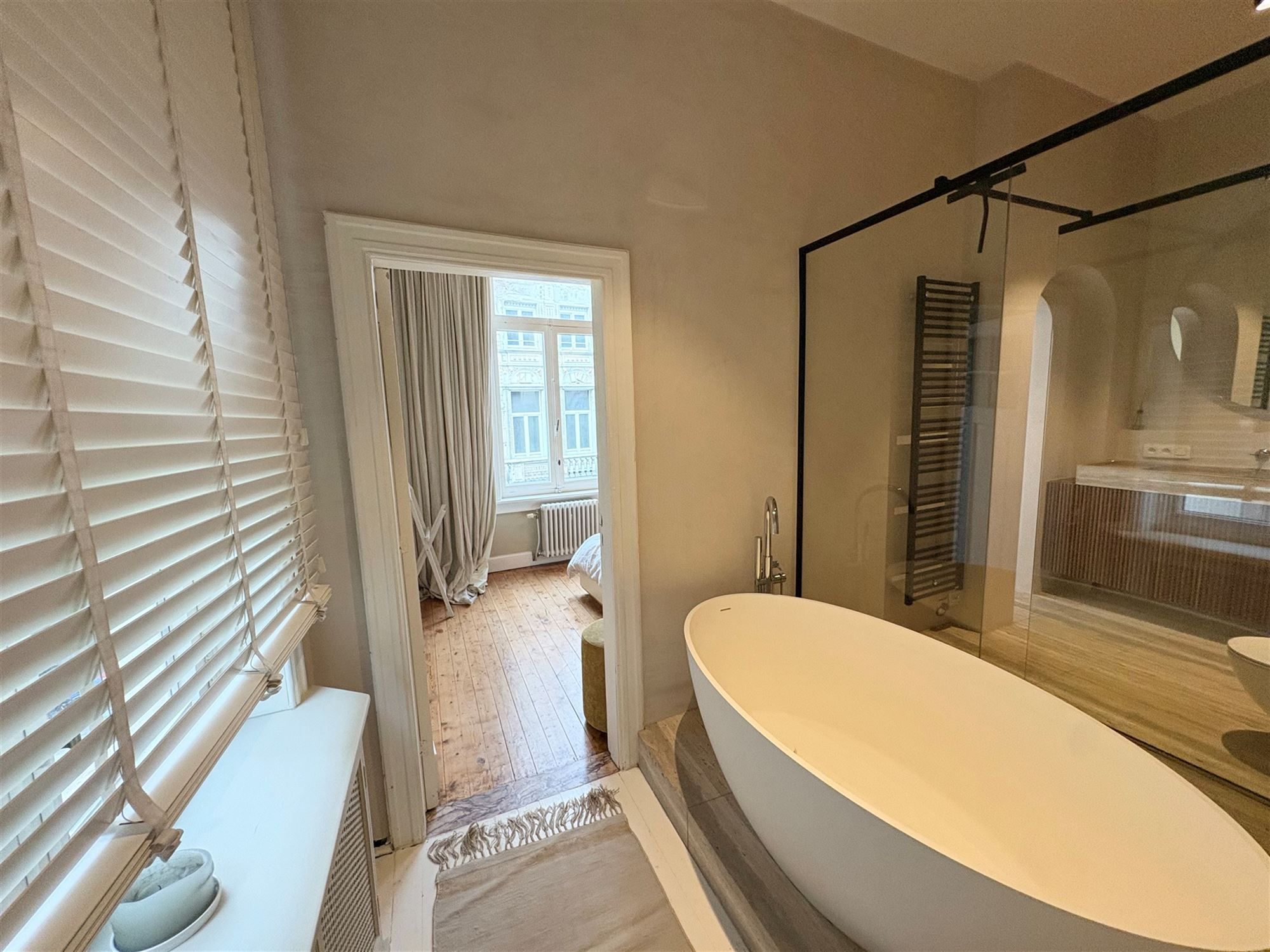 Gemeubeld (All-inclusive) 1 - slaapkamer appartement - contract 4 tot 6 maanden met ondergrondse autostaanplaats. foto 7