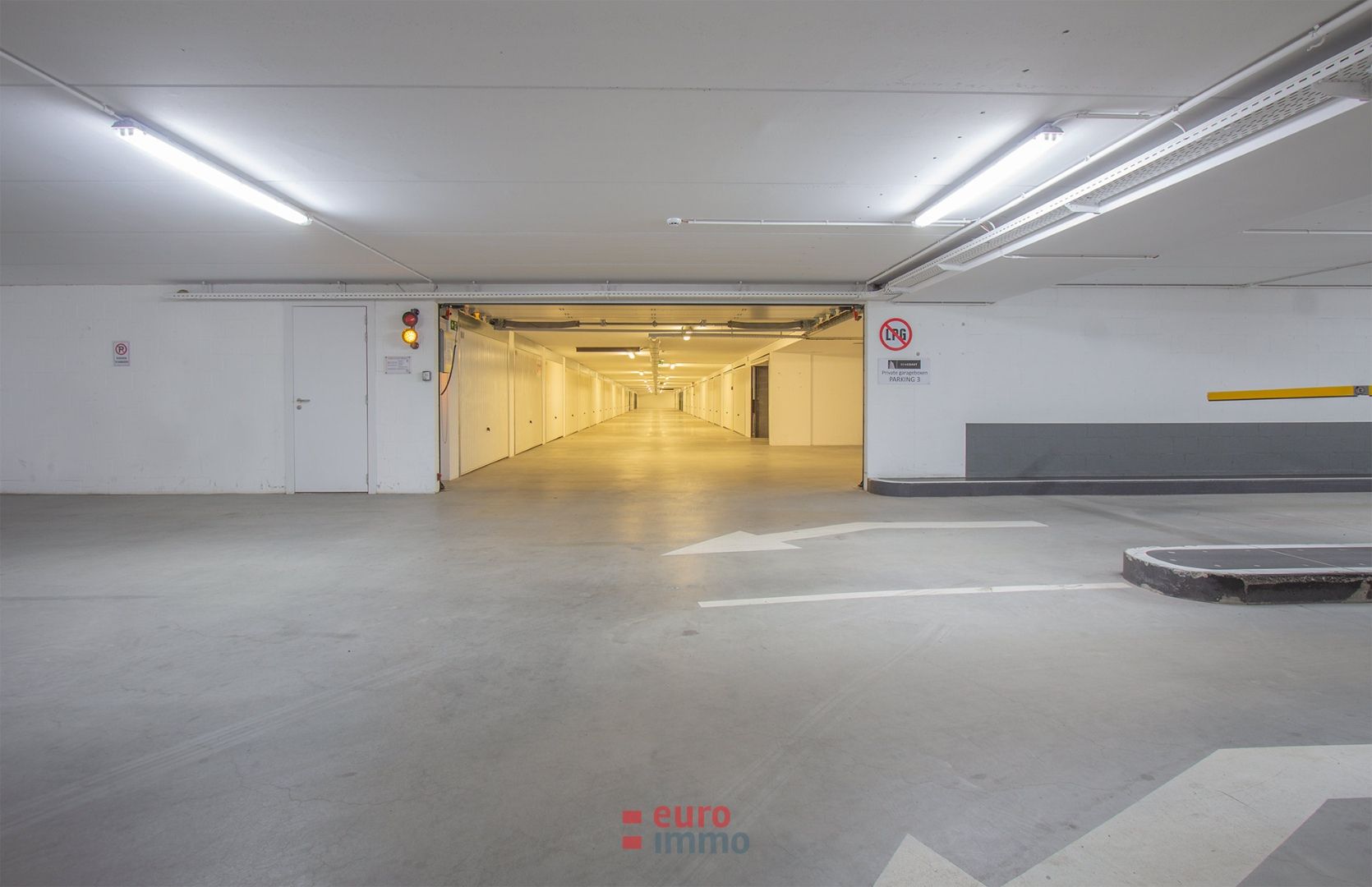 Zéér brede garage op centrale ligging in Nieuwpoort foto 4