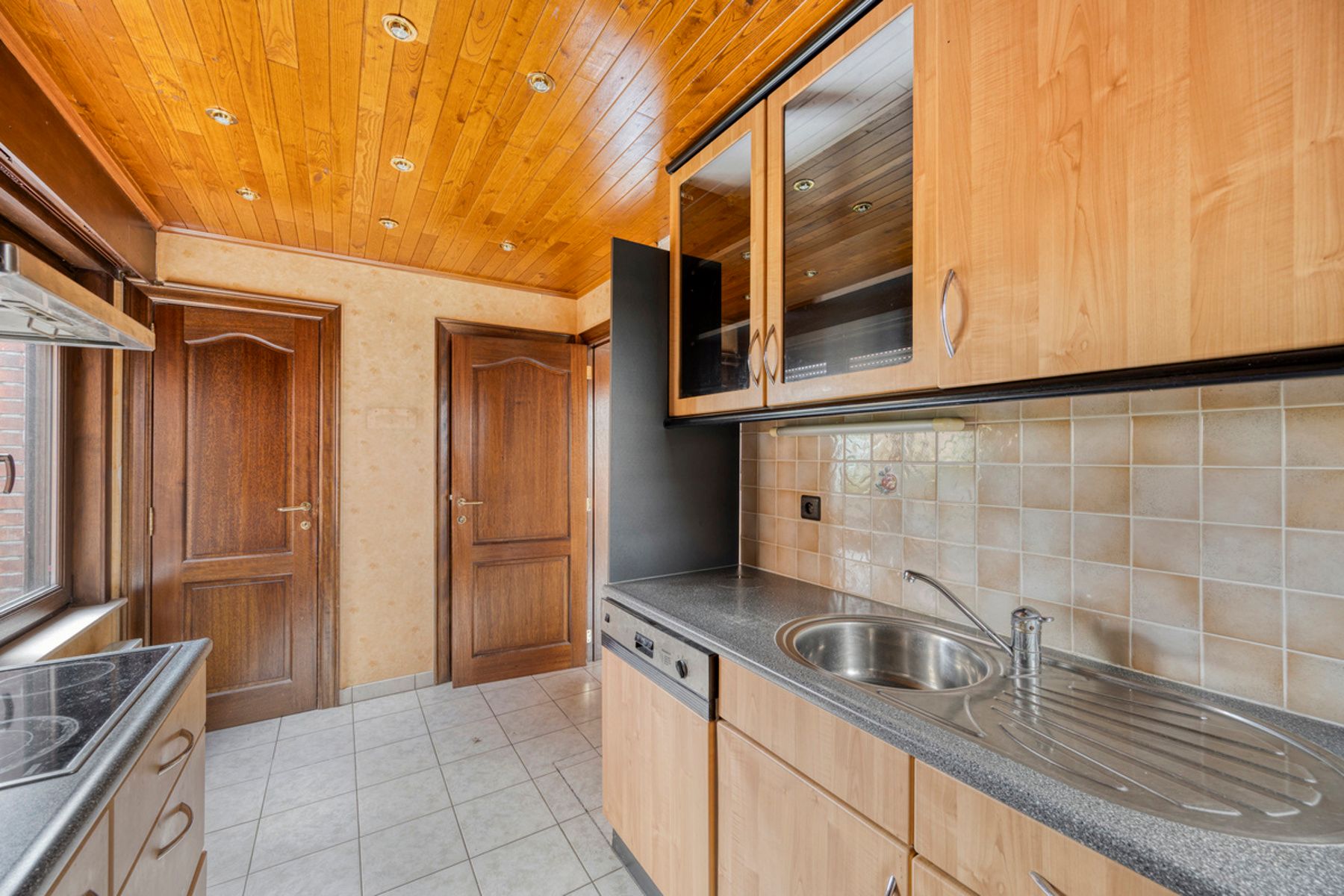 IN OPTIE - Onderhouden half-open bebouwing met garage. foto 9