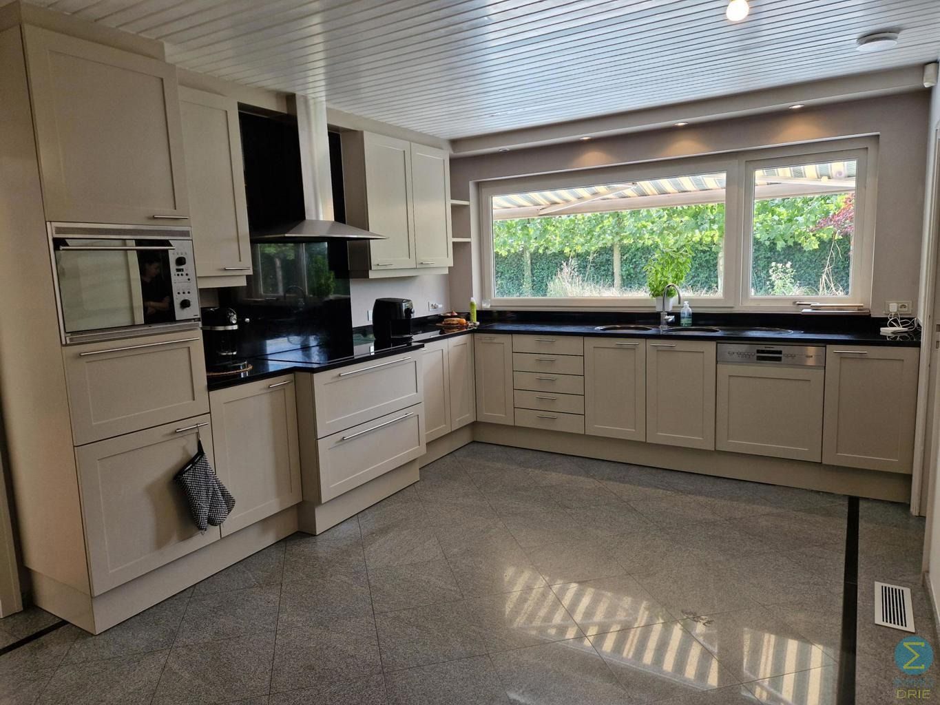 Vrijstaande woning van 340m². foto 9