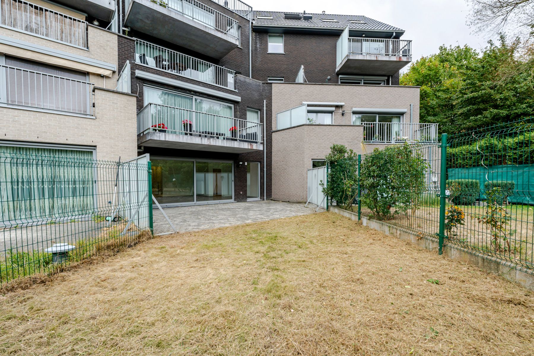 Instapklaar 2 slaapkamer appartement met grote tuin foto 8