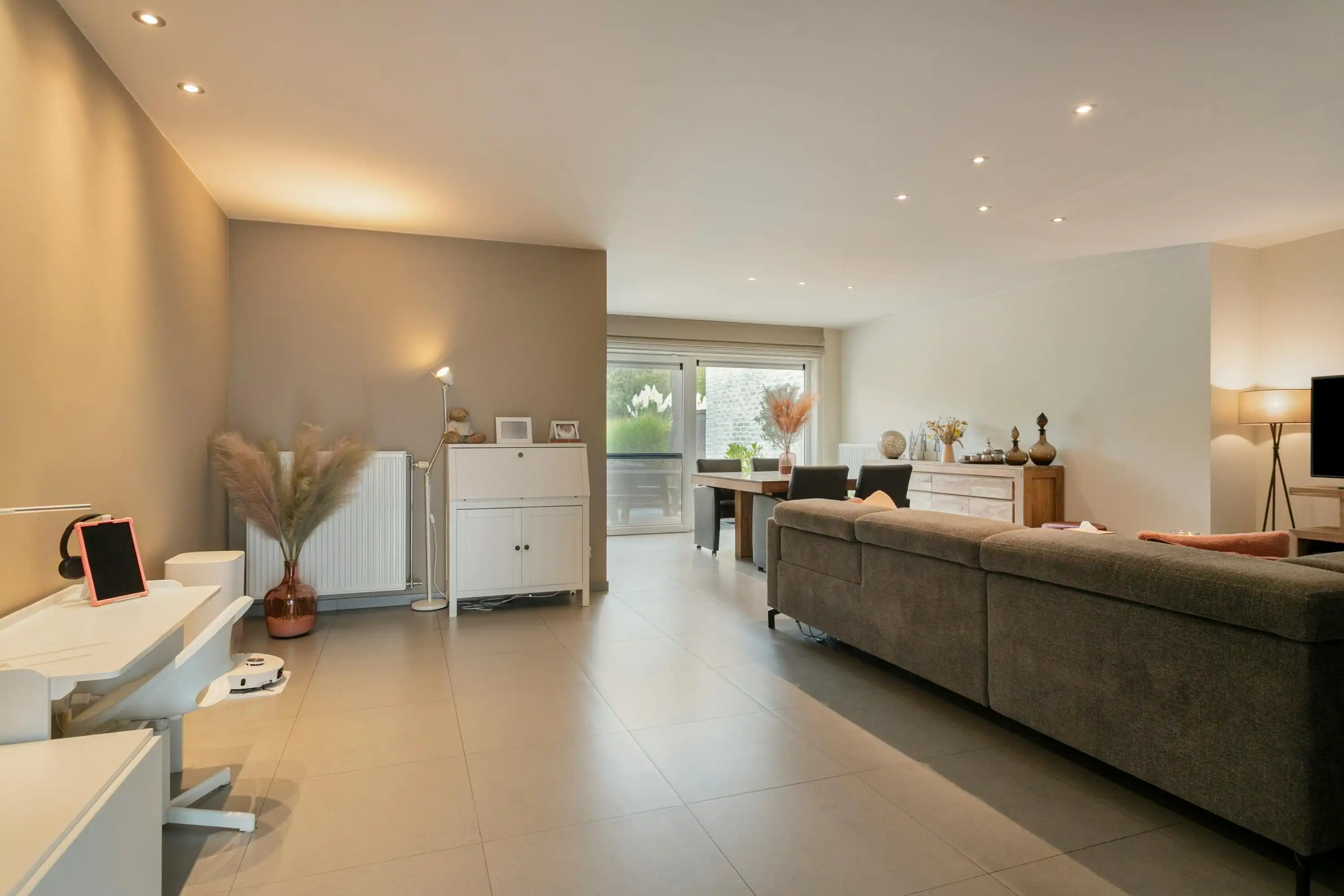 Ruim instapklaar huis: 4 slaapkamers, garage en grote tuin foto 4