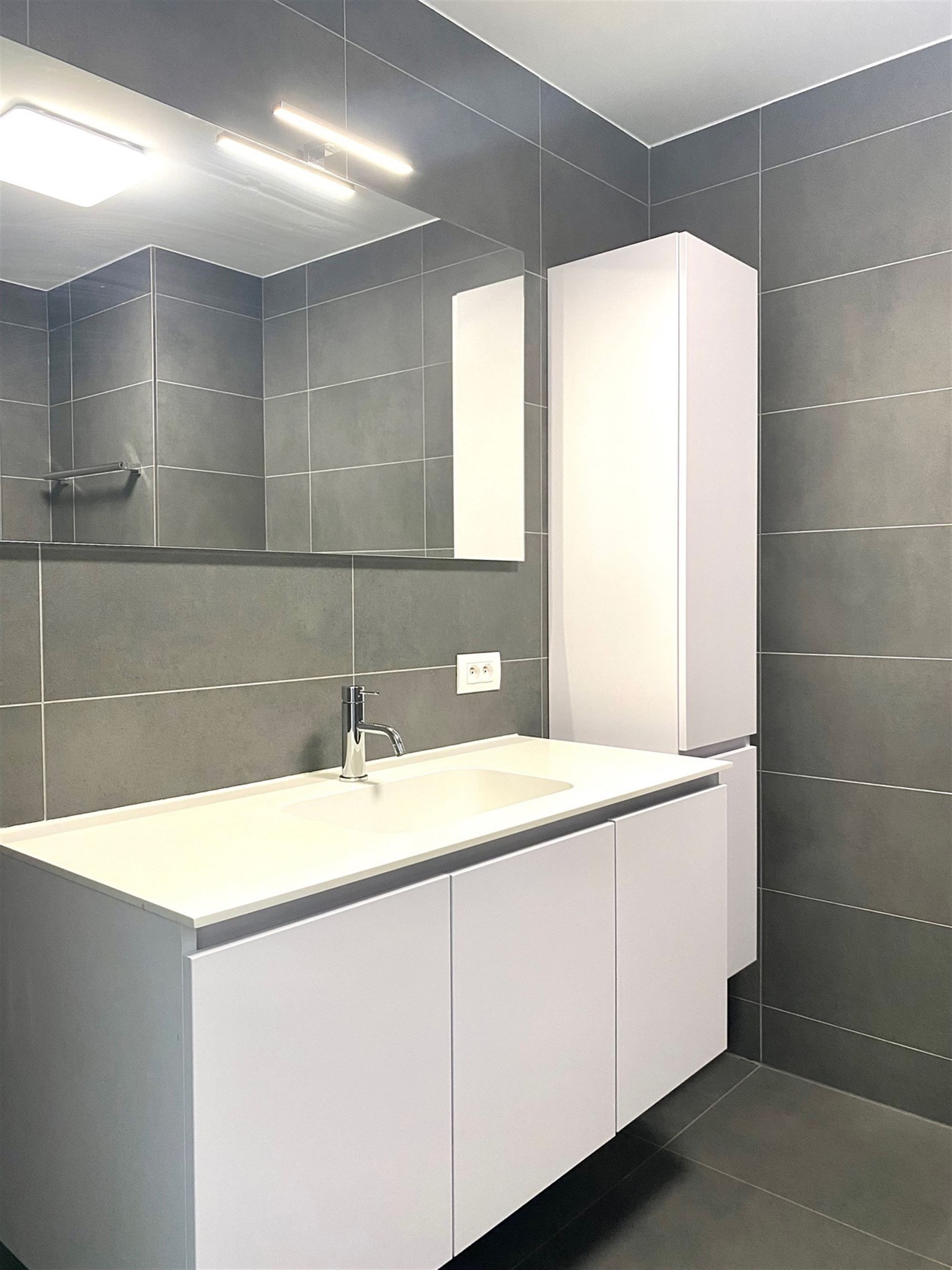 Instapklaar APPARTEMENT (1ste verdieping) met 2 slaapkamers, ruime terrassen (2), garage  & autostaanplaats  foto 11