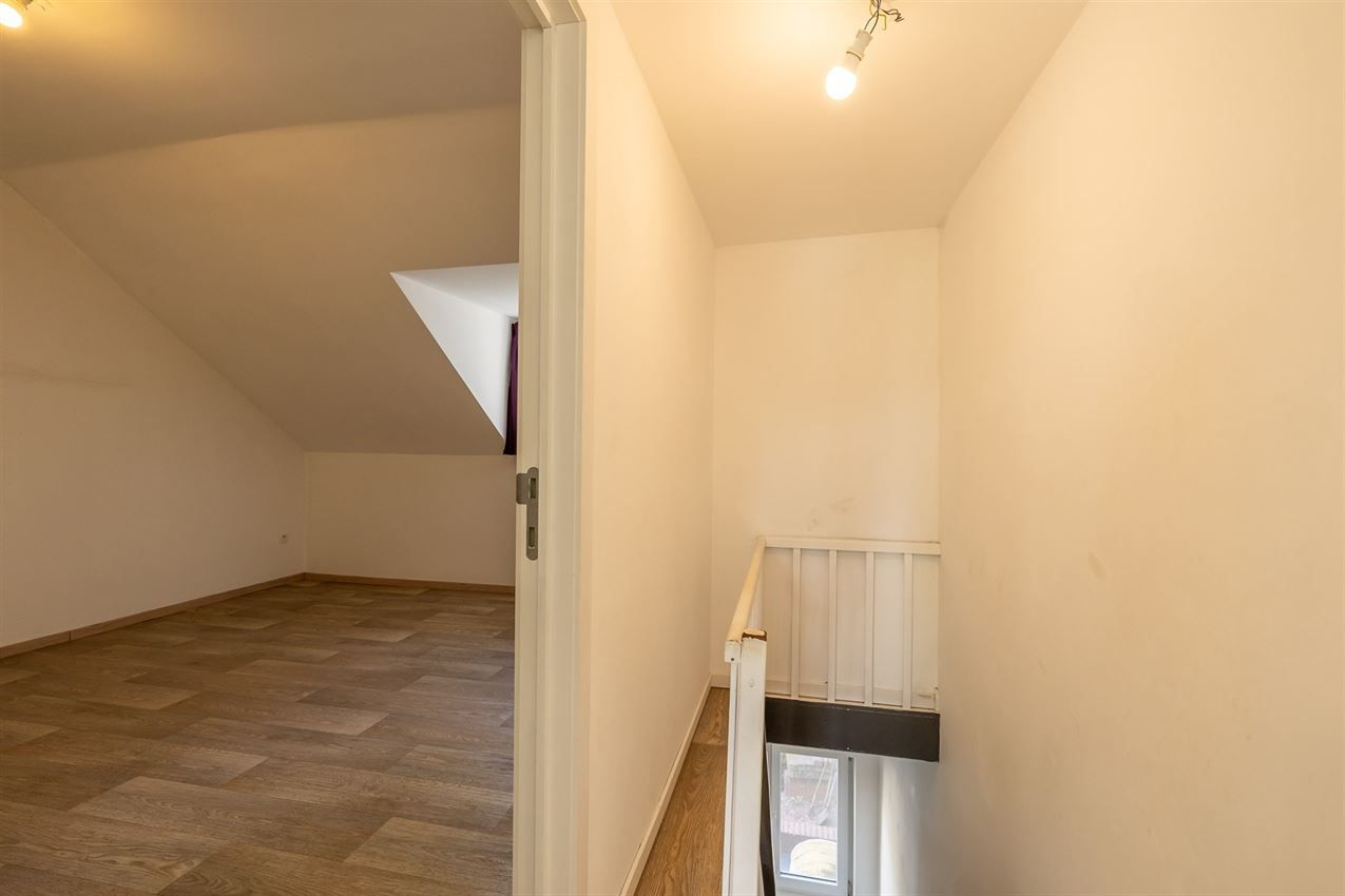 Gerenoveerde woning in rustige straat, 2 slaapkamers, ruime keuken, conforme elektriciteit en wandelroutes vlakbij. foto 20