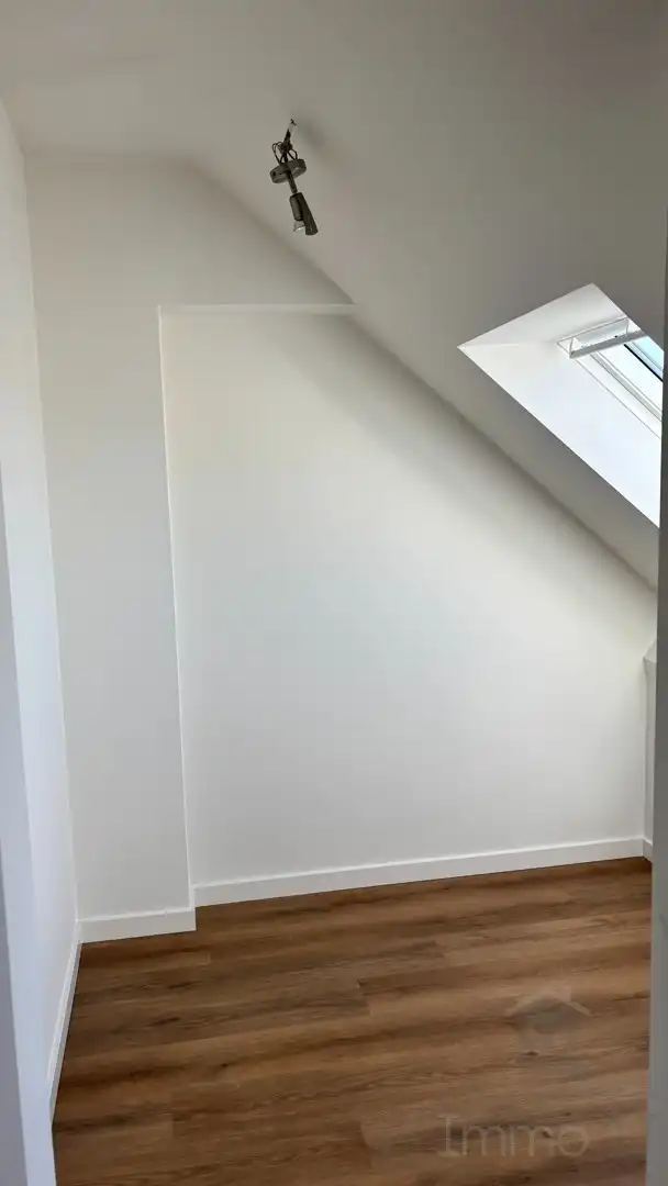 Gerenoveerd app. Met 3 slaapkamers en terras. foto 10