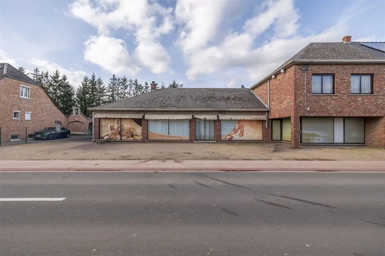 Handspand met ruime woonst en magazijn foto 25