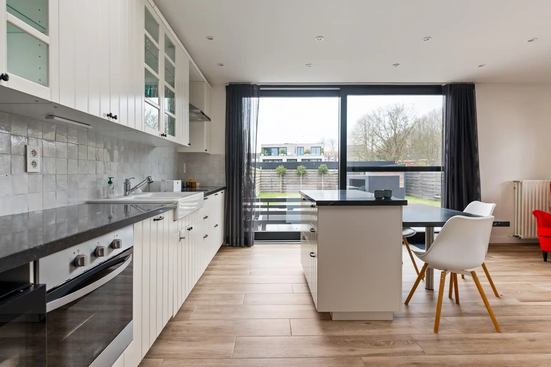 Instapklare woning met 2 slaapkamers, bureau en westgerichte tuin foto 10