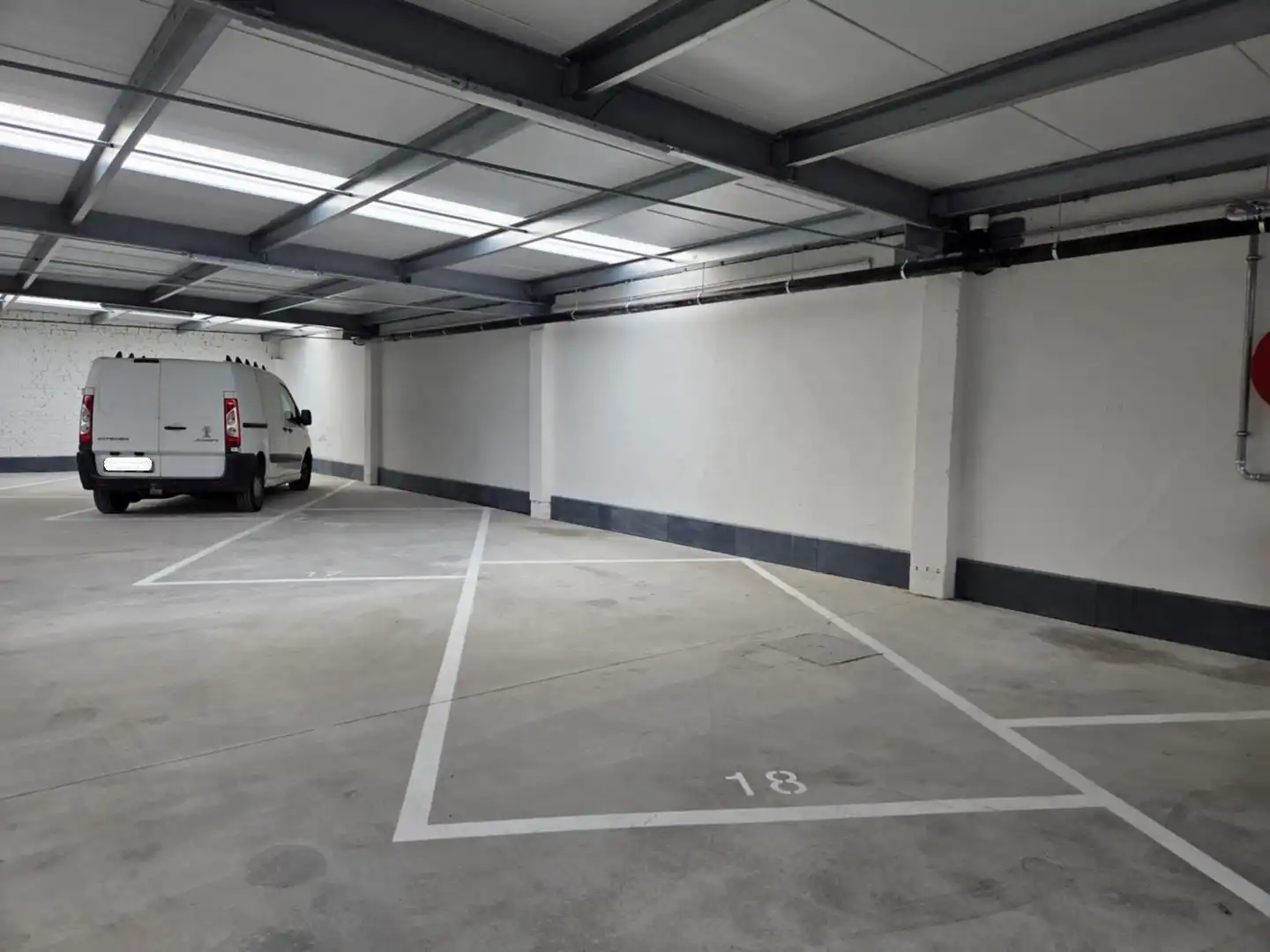 Overdekte autostaanplaats in nieuwbouwresidentie Alfredo foto {{pictureIndex}}