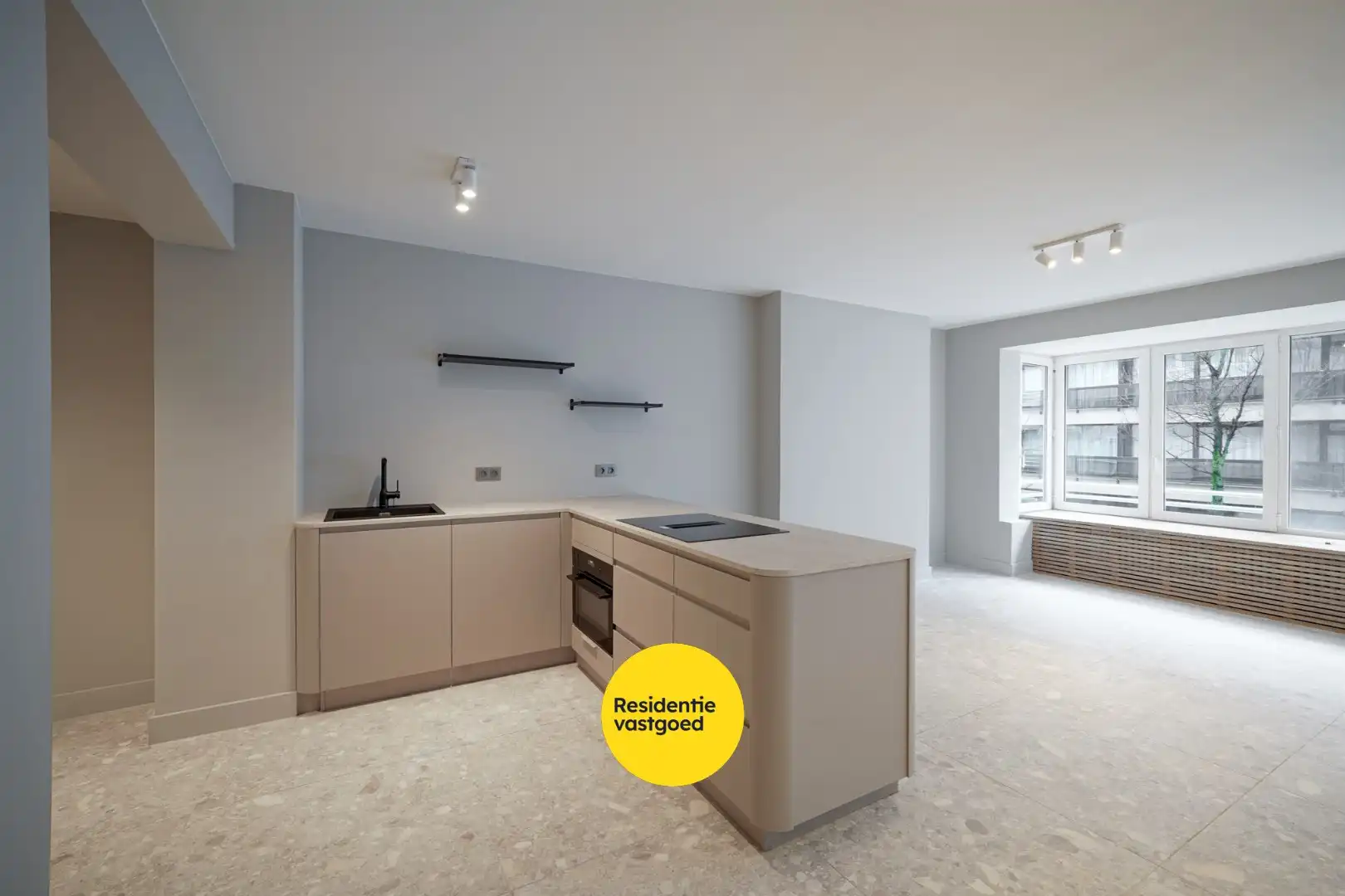 Gerenoveerd 2-slpk appartement met balkon en lift in Oostende foto 9