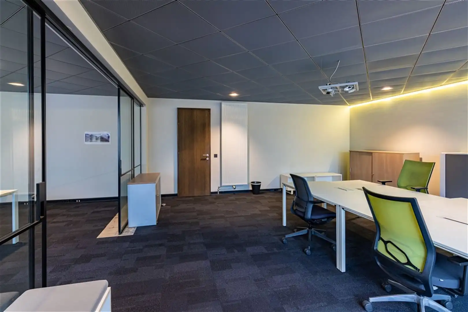 Moderne kantoren aan Station Gent Dampoort foto 5