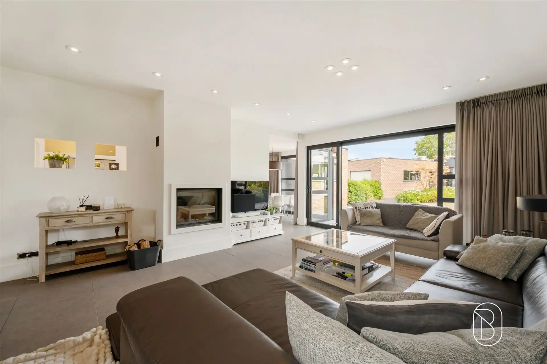 Instapklare woning met zwembad en bijgebouw foto 17