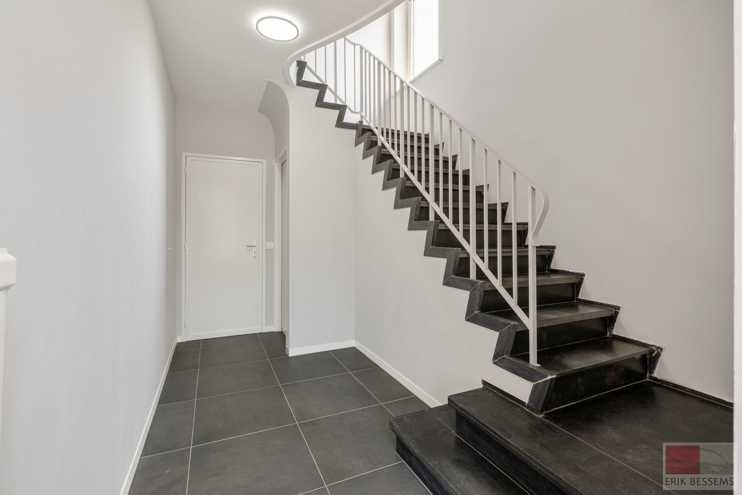 Halfvrijstaande woning uit 1969 op een perceel van 635m², woonopp. 154 m² foto 2