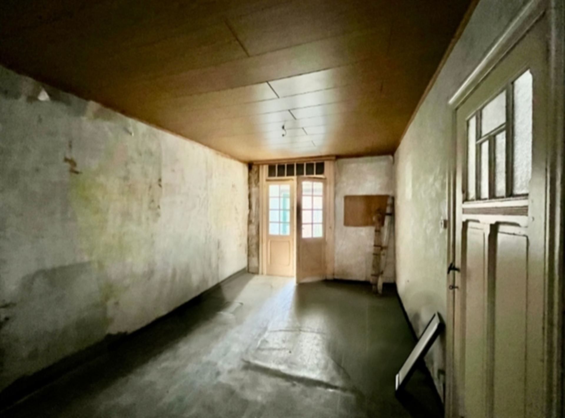 Totaal te renoveren gezinswoning met garage. foto 4