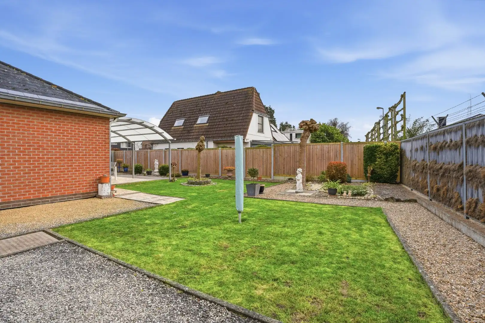 Alleenstaande bungalow met garage en tuin  op 684 m² foto 3