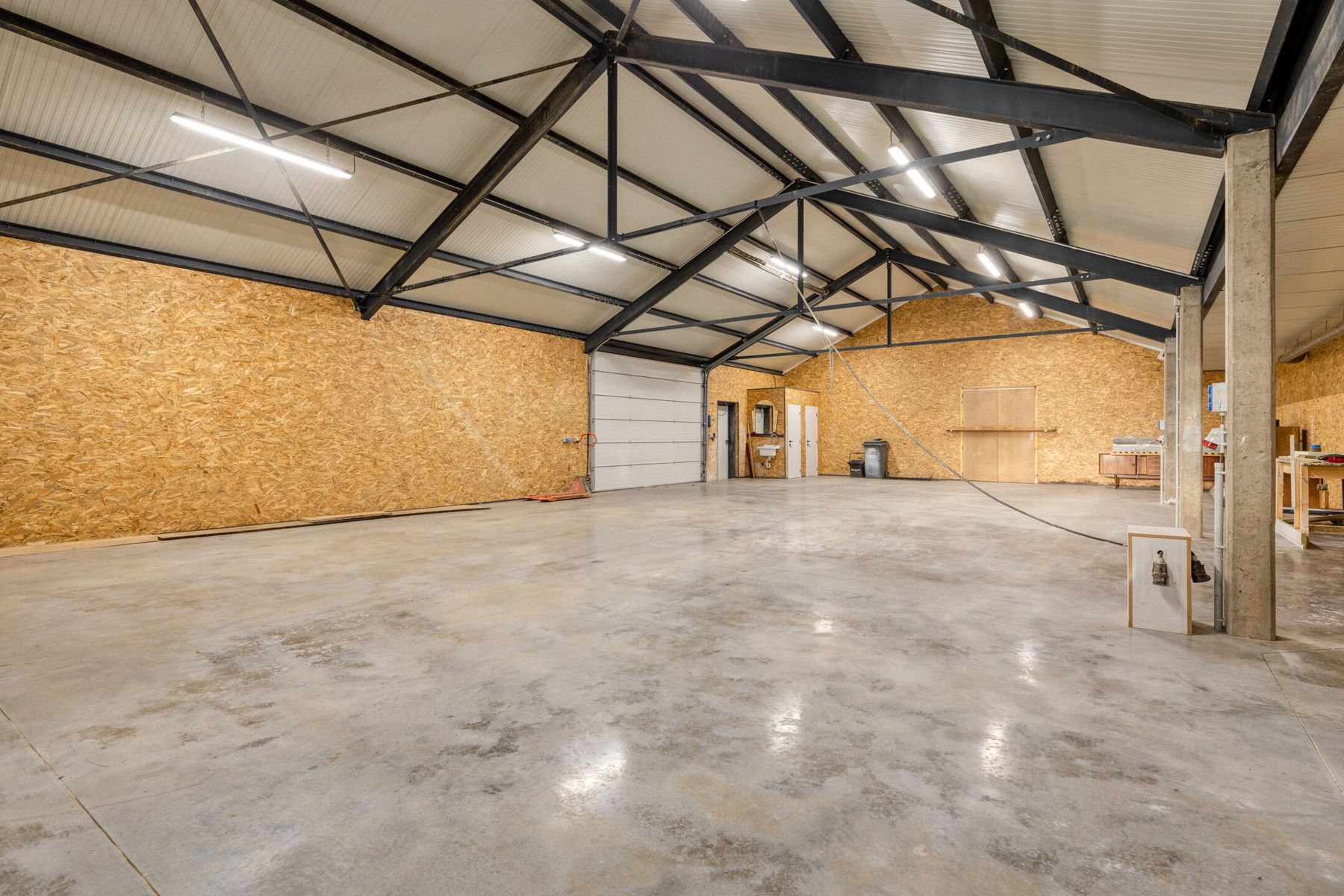 Casco af te werken woning met achterliggend magazijn. foto 16