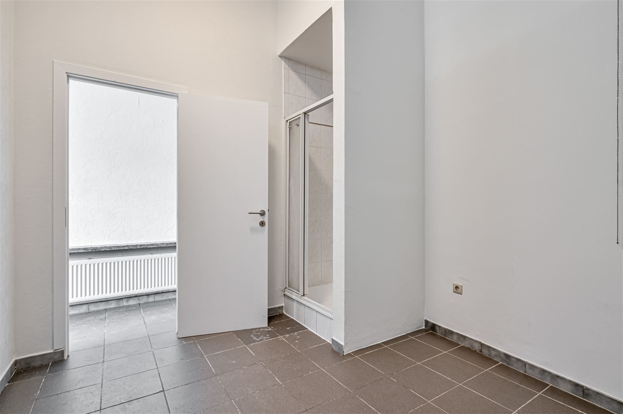 (75-00) Gelijkvloerse studio met eigen ingang voor eigen bewoning of verhuur in het centrum van Aalst foto 6