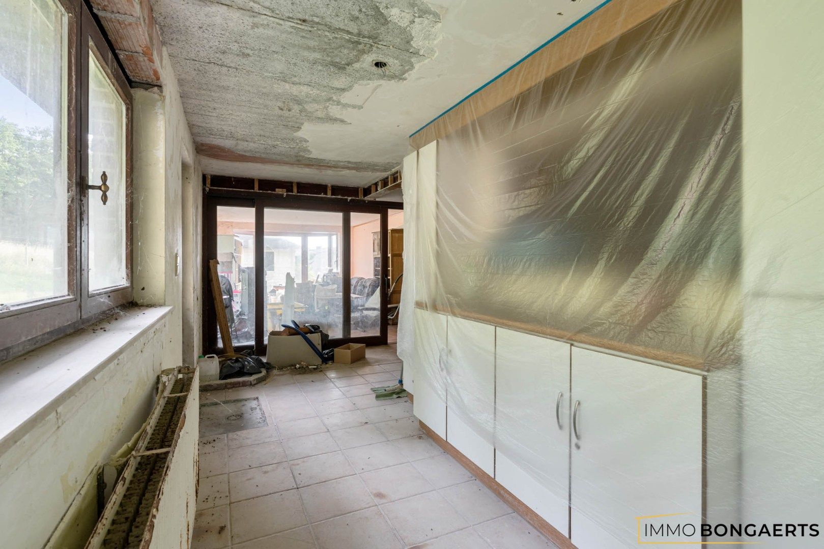 Rustig gelegen te renoveren woning op een uitzonderlijk perceel foto 12