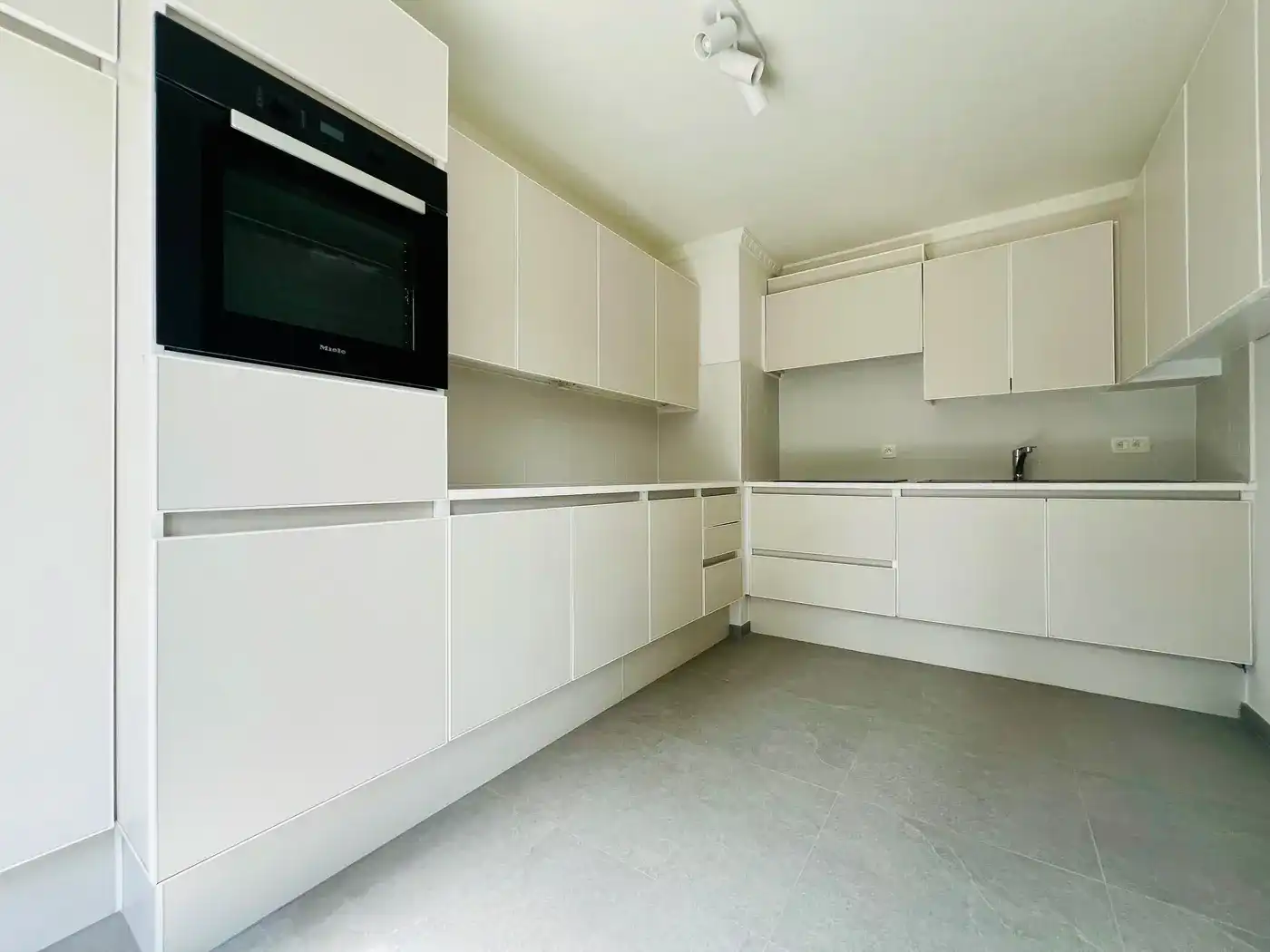 Ruim appartement met 2 slpks en terras op toplocatie foto 5