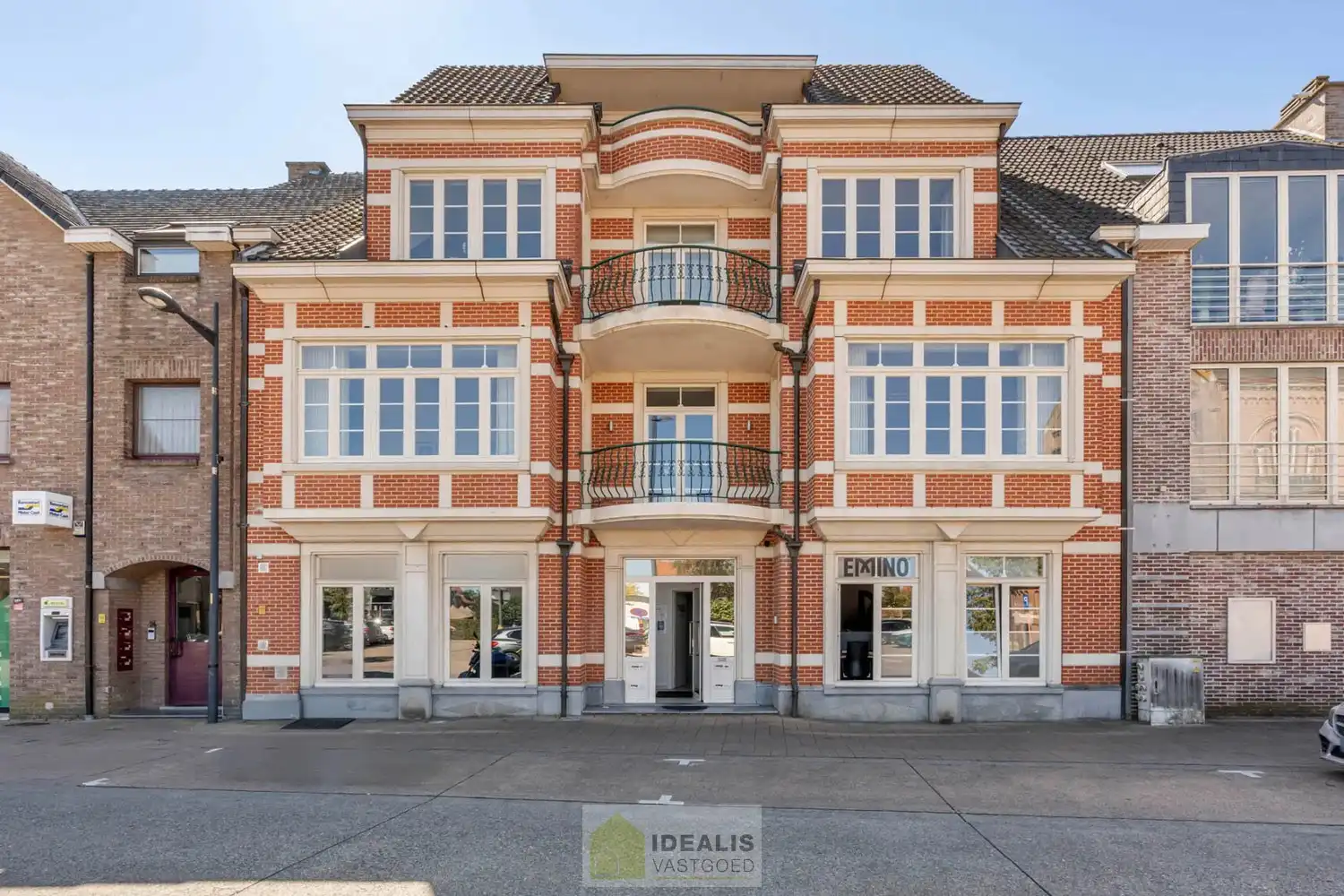 IDEALIS VASTGOED - KANTOORRUIMTE MET TAL VAN MOGELIJKHEDEN OP EEN TOPLOCATIE IN HET CENTRUM VAN PAAL (BERINGEN) IN EEN KARAKTERISTIEK PAND! Deze kantoorruimte van + - 80m² is gelegen langs de Pater Carremansstraat in het centrum van Paal, Beringen waardoor het een toplocatie is met ruime parkeergelegenheid. Gemakkelijk te bereiken te voet, per auto én openbaar vervoer en gelegen op een absolute zichtlocatie! foto 2