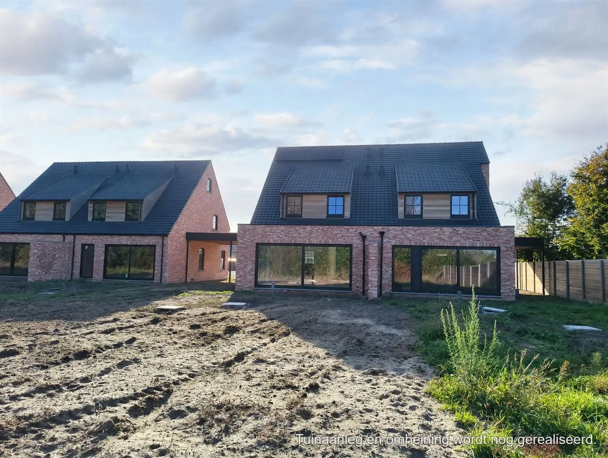Gloednieuw wooncomfort in deze woning met 3 slaapkamers, terras, tuin en carport. foto 24