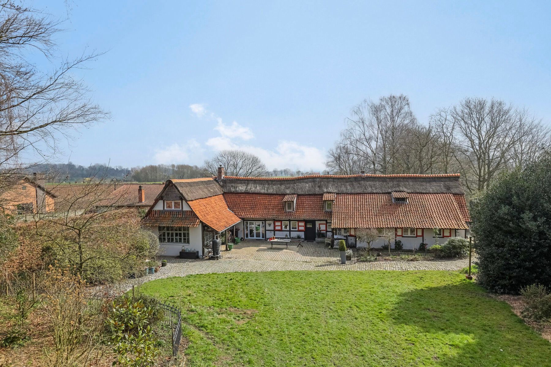 Idyllisch en karaktervol landhuis omgeven door weilanden foto 4