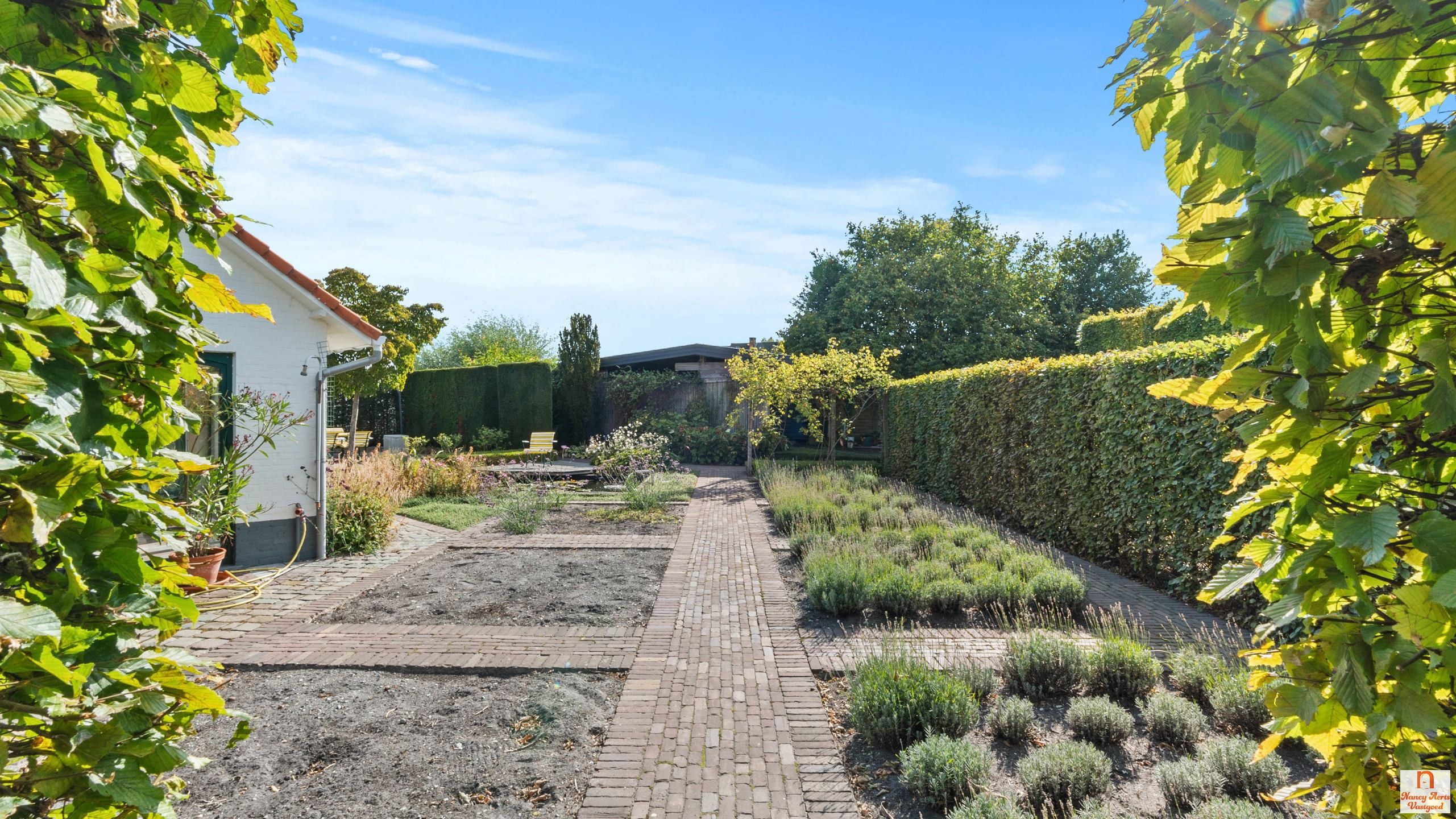 Instapklare woning met uitzonderlijk grote tuin met vijver foto 33