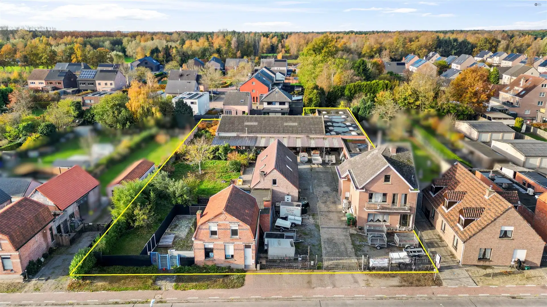 Hoofdfoto van de publicatie: Grote grond met 2 woningen en magazijn van 700m²