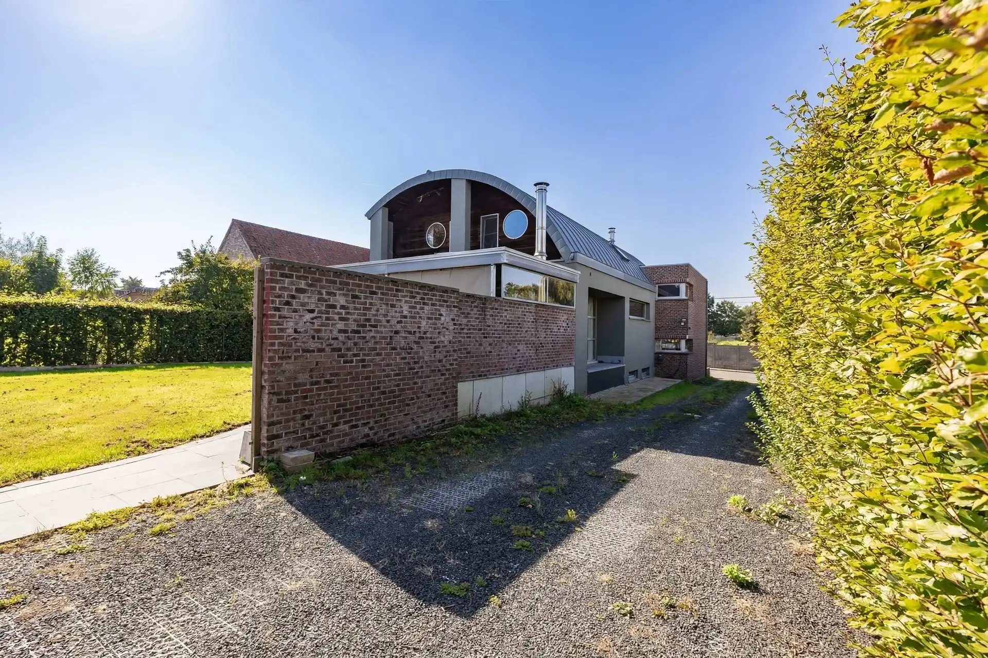 Karaktervolle architectenwoning op een perceel van ruim 25 are met diepe, oostgerichte tuin foto 5
