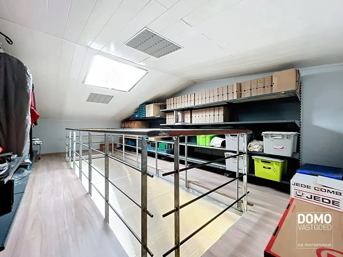 RUIM COMMERCIEEL GEBOUW VOORZIEN VAN TOONZAAL, KANTOREN EN OPSLAGPLAATS IN HERK-DE-STAD  foto 11