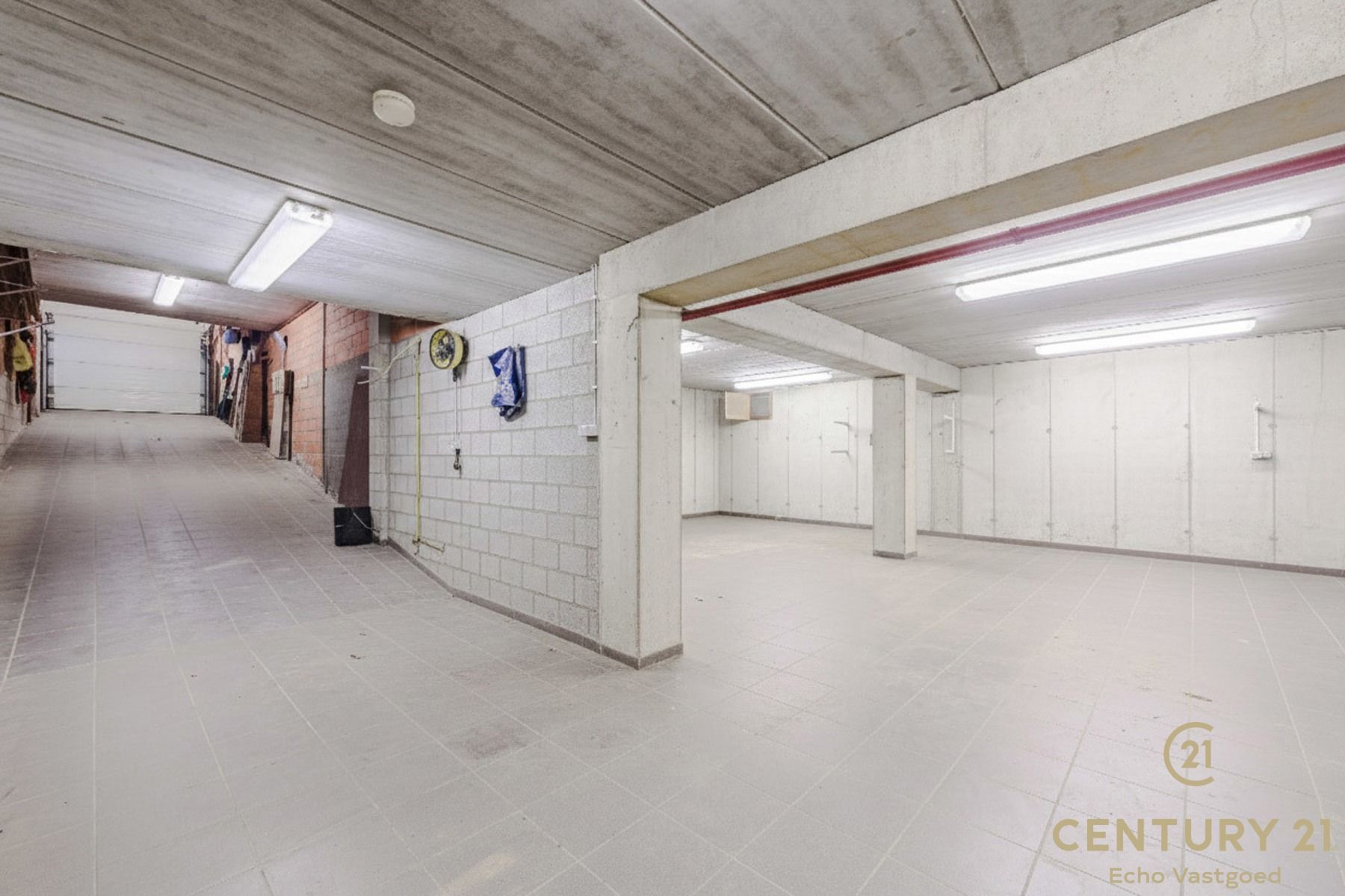 Topgelegen handelspand met magazijn en privatieve parking foto 10