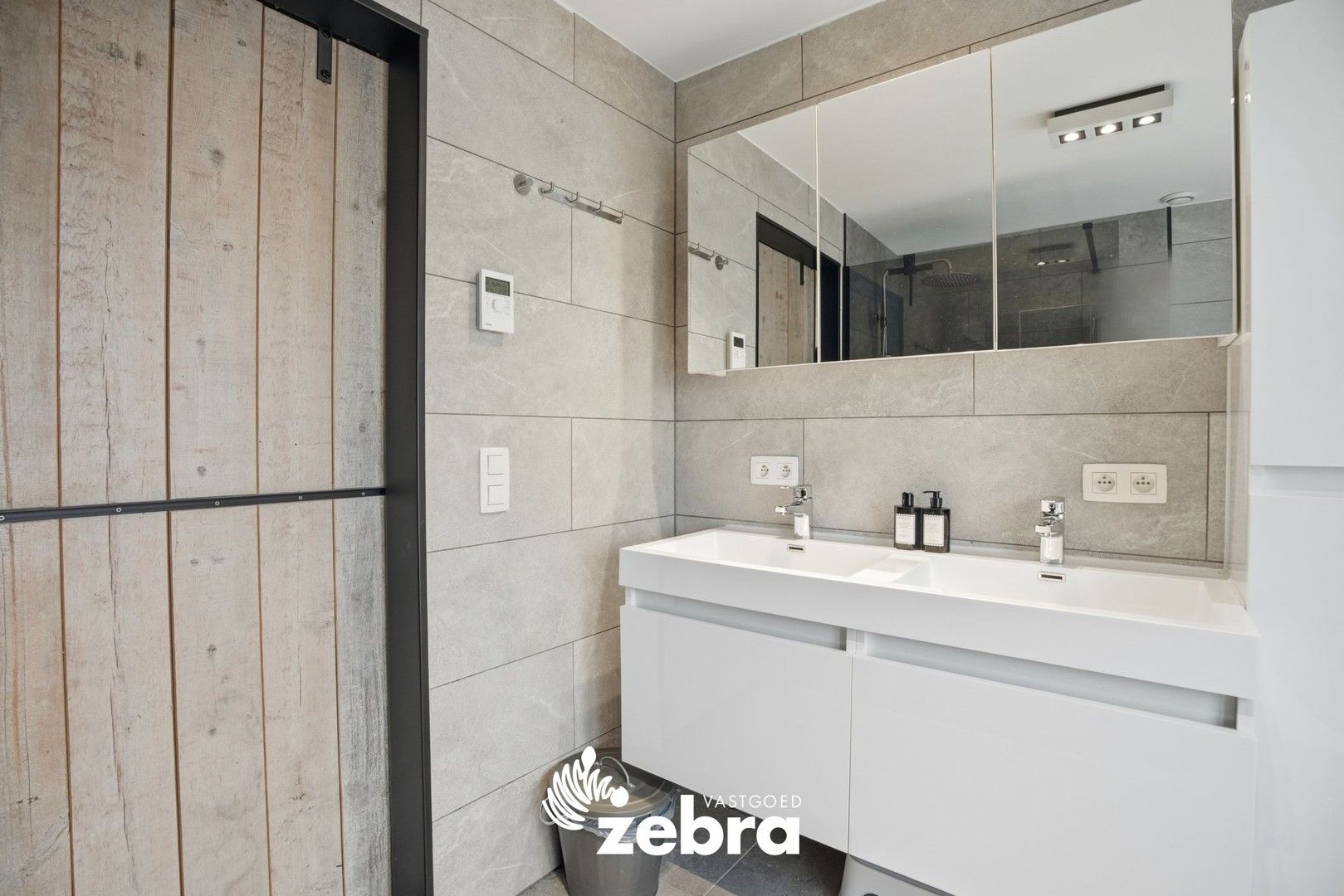 Halfopen bebouwing met uitweg en carport in het hartje van Zwevezele foto 16