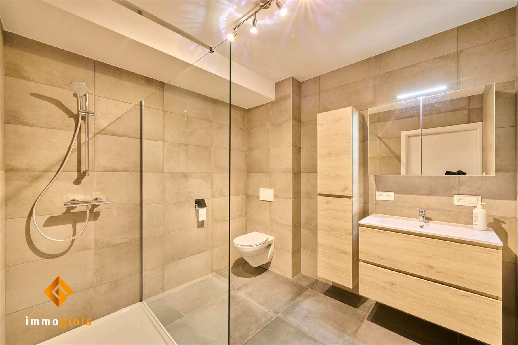 Zéér mooi en ruim gelijkvloers appartement met 2 slpks nabij het centrum van Hamont! foto 9