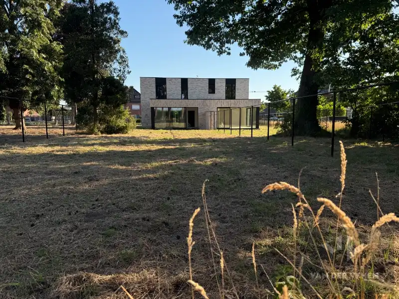 Ruime half open BEN-woning met 4 slaapkamers te bewonderen in het gezellige Kermt. foto 15