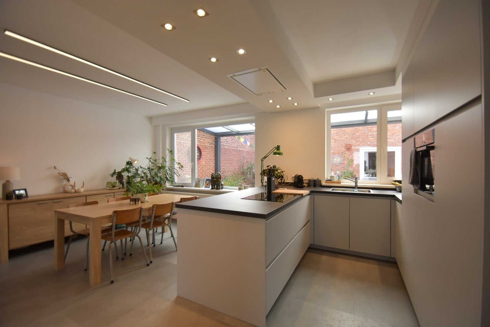 * * WACHTLIJST VOLZET * * Zeer grondig en geslaagd gerenoveerde woning met terras en dubbele autostandplaats foto 6