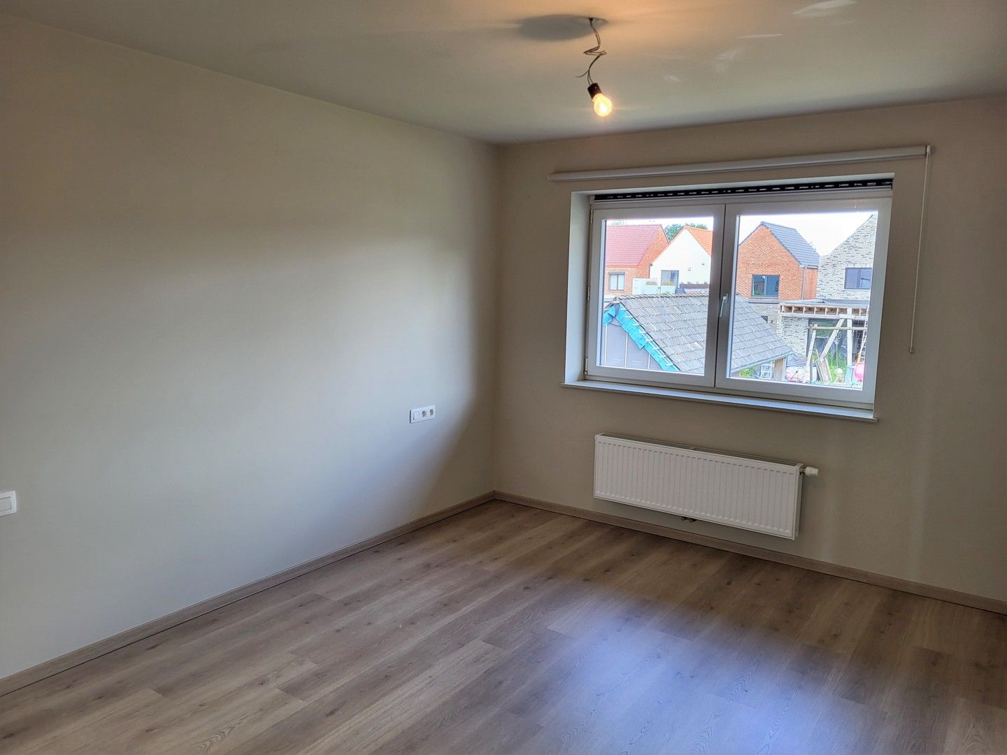 Halfopen woning in rustige straat foto 6