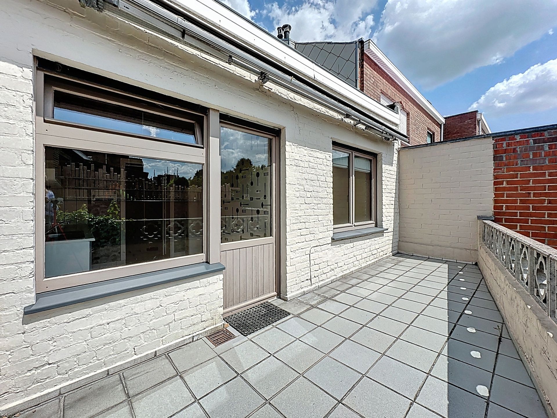 Een ruime te renoveren rijwoning van 207m² met zonnig terras foto 3