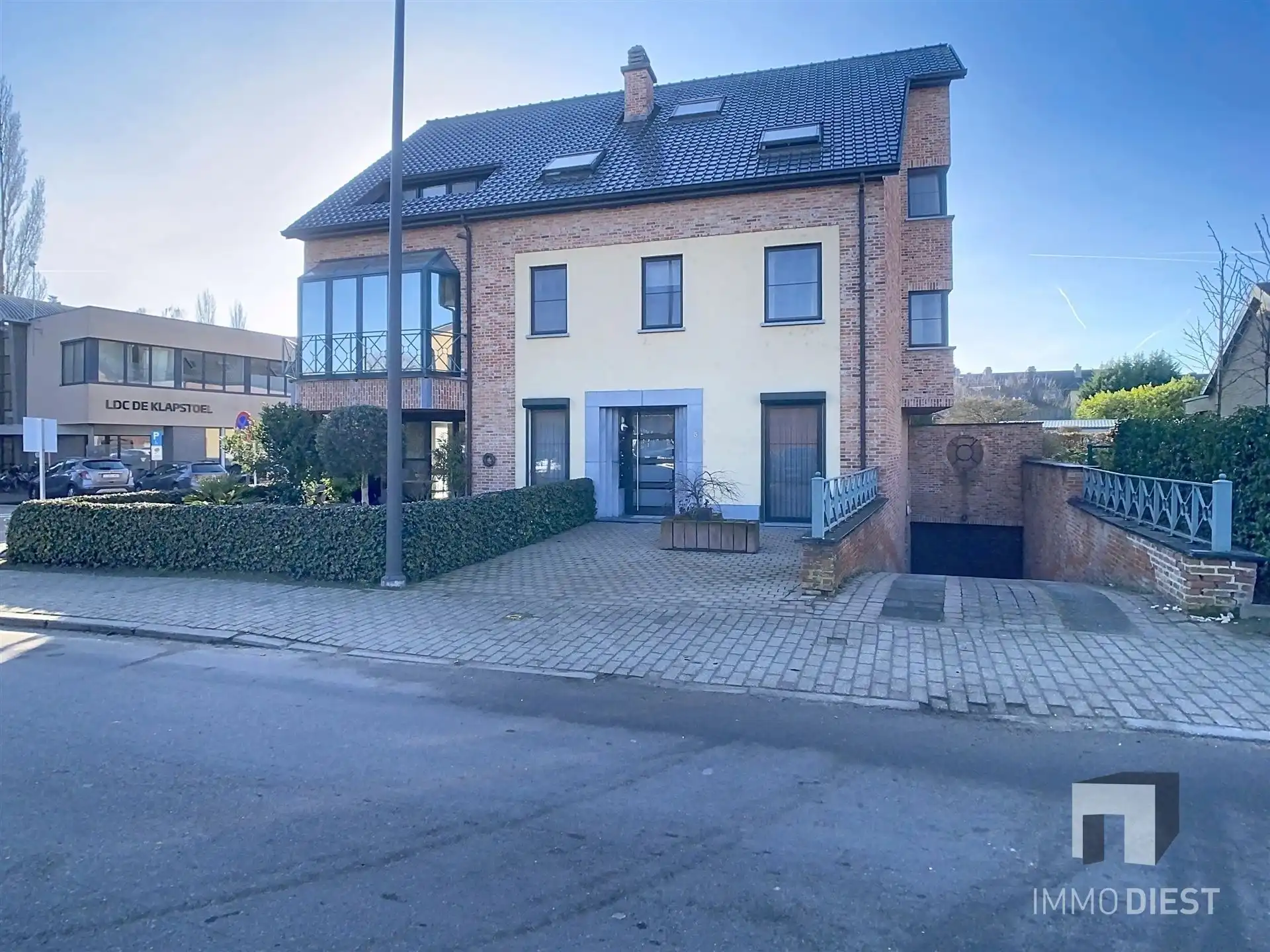 Topligging: gelijkvloers appartement mét garage en kelder foto 3