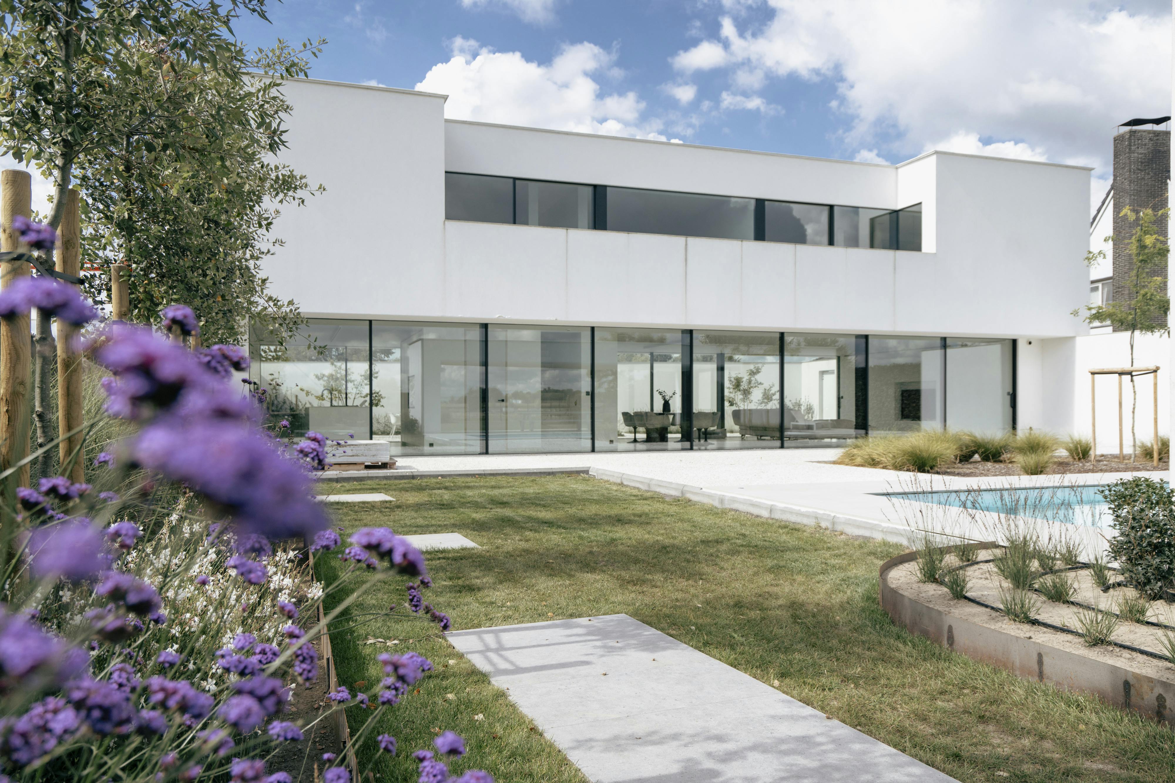 Hypermoderne strakke villa met zwembad in Gits foto {{pictureIndex}}