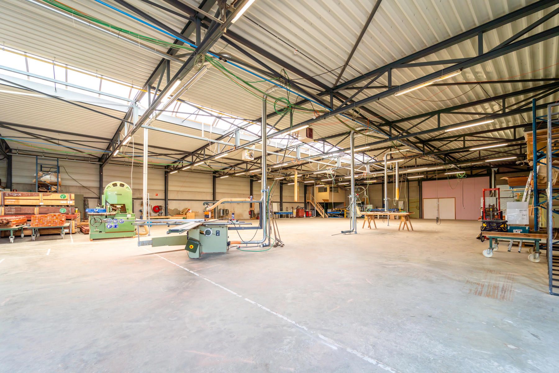 Multifunctioneel gebouw - hoge afwerkingsgraad - goede verbinding E313/E314. foto 24