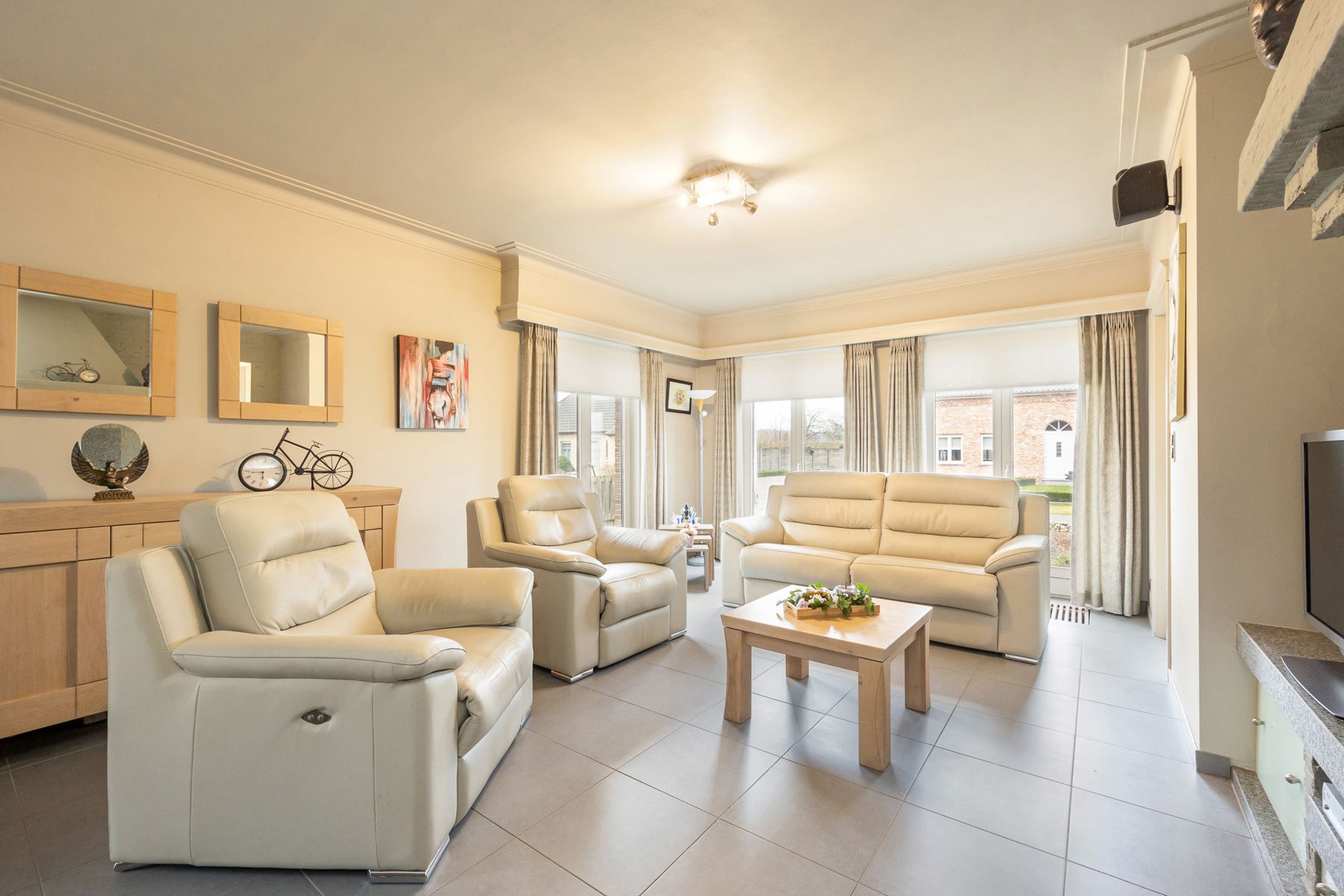 Gedeeltelijk gerenoveerde laagbouwwoning op perceel van ca. 1.516m². foto 3