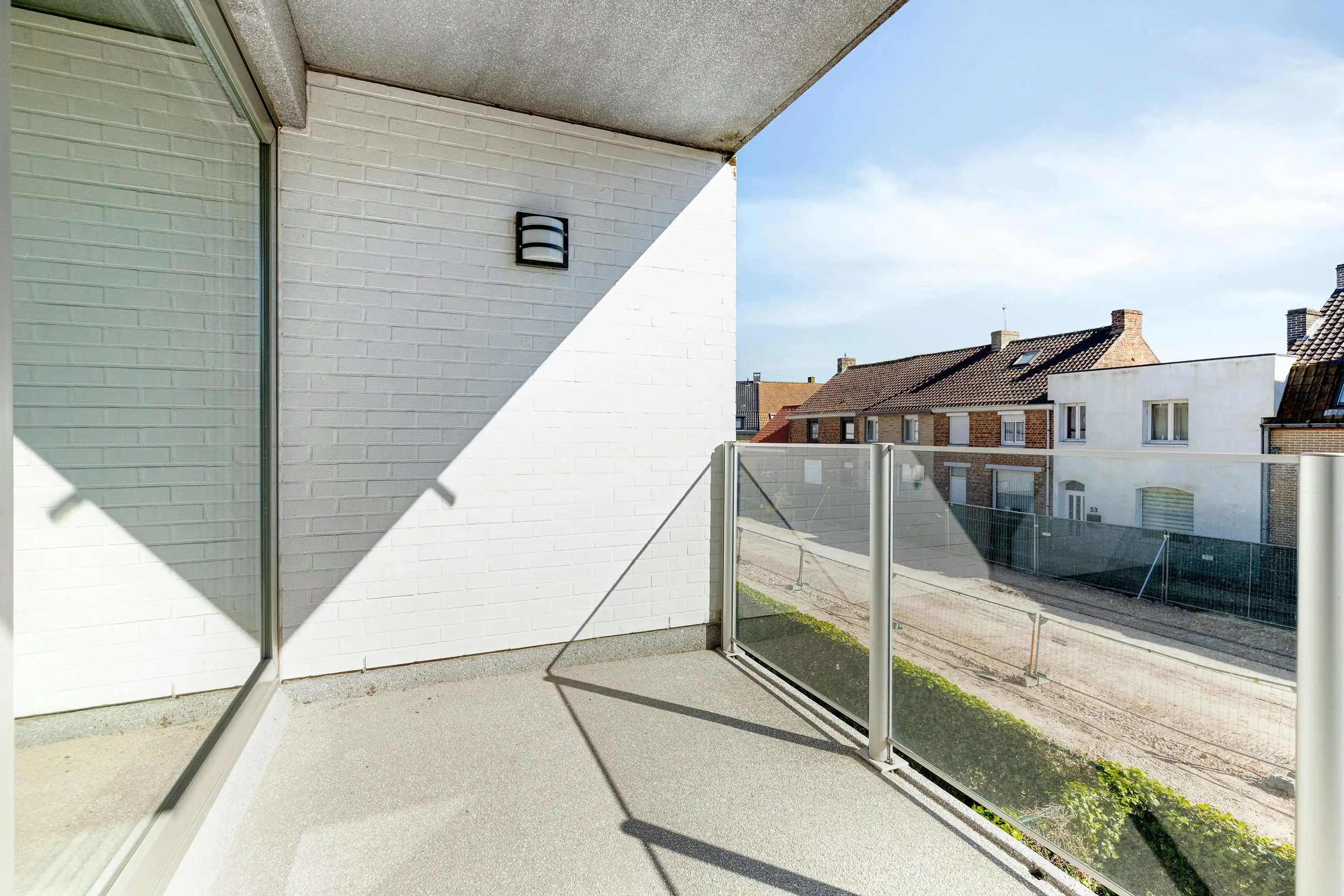 Appartement met 2 slaapkamers en staanplaats te Veurne. foto 2