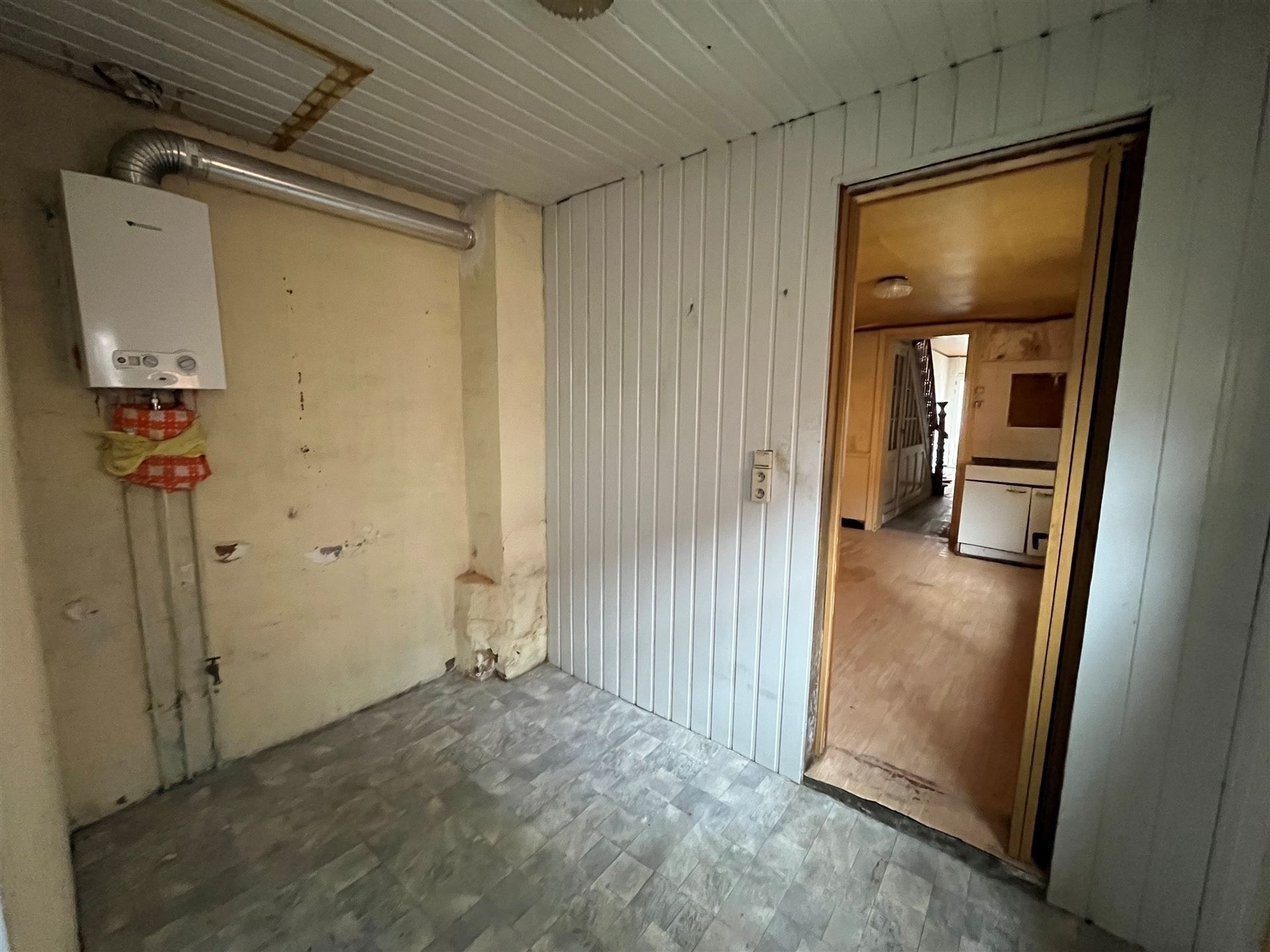 Totaal te renoveren gezinswoning met garage. foto 7