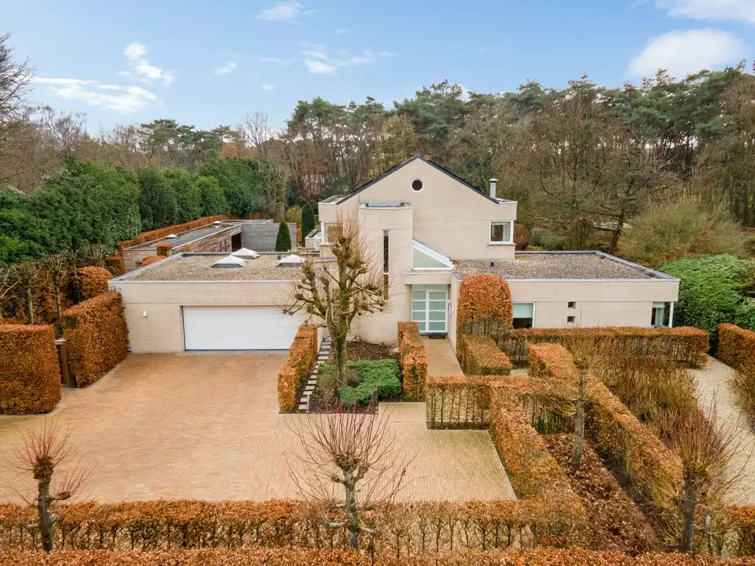 Hoofdfoto van de publicatie: Uitzonderlijke villa op 3451 m² met 5 slaapkamers omgeven door groen.
